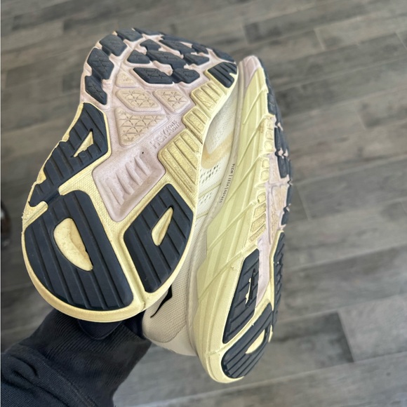 HOKA ARAHI 5 shoes excellent like new condition - Picture 5 of 15